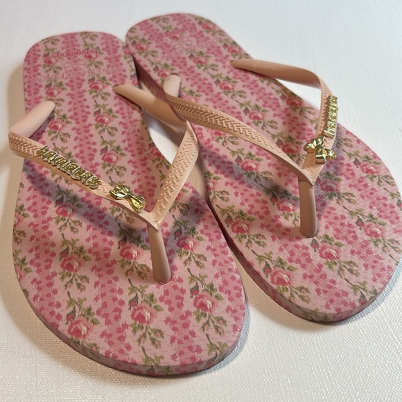 Havaianas
× LoveShackFancy Slim
Blooming Heirloom Flip
Flop Ballet Rose - Picture 1 of 12